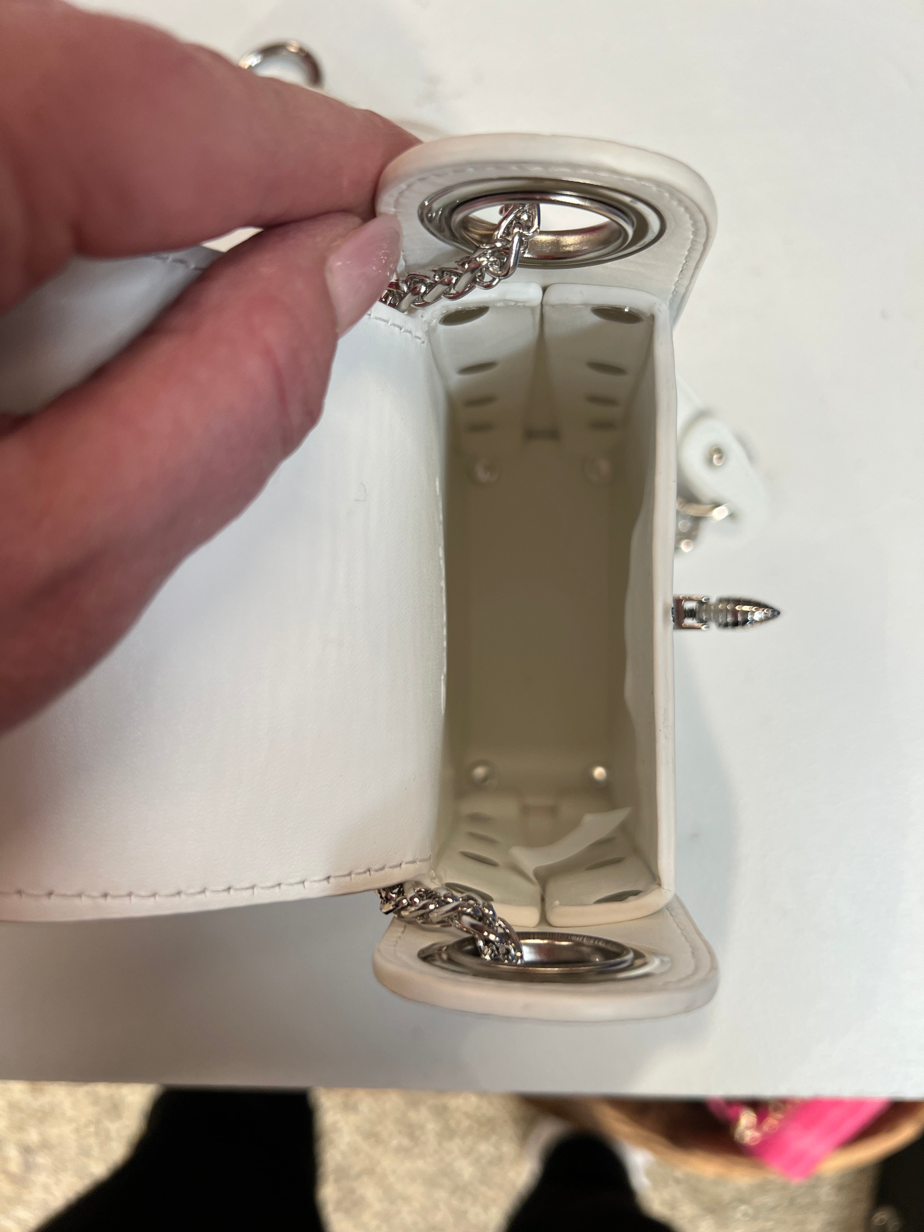 Layla - Cool liten väska med silverkedja och bi-försegling